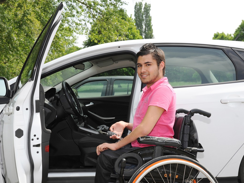 Führerschein und Services fürs Autofahren für Menschen mit Behinderung | TÜV Rheinland